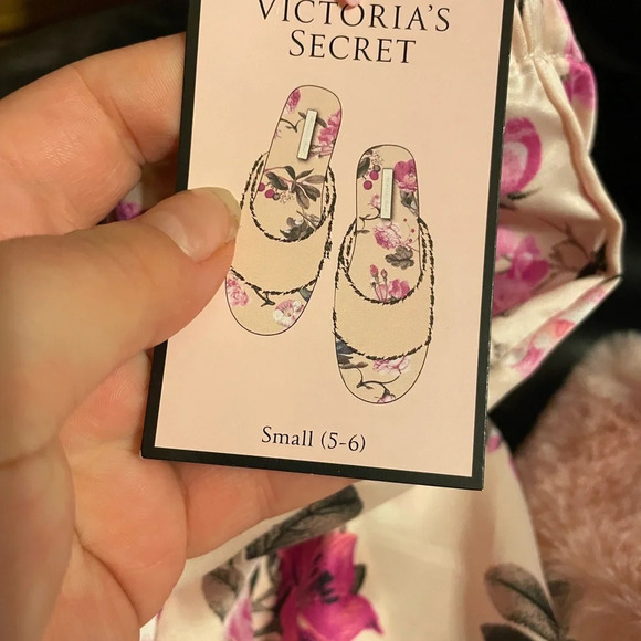 NWT VICTORIAS SECRET SLIPPERS - Picture 4 of 4
